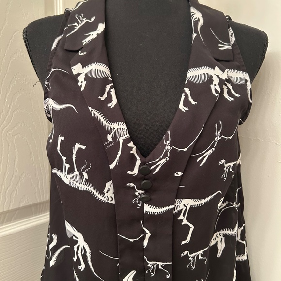 ModCloth Black and White Dinosaur Pattern Sleeveless Collared Blouse Size Medium - Picture 5 of 9